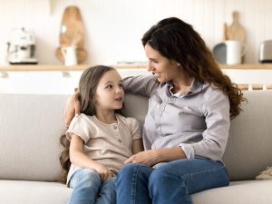 親子関係におけるアクティブリスニング（積極的傾聴）の重要性。子どもが本音を話せる「聴き方」とは？