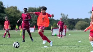 リバプールFCとラグビースクールジャパンが提携！サッカーと英国名門校の教育が拓く子どもの「非認知能力」と「レジリエンス」