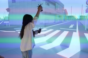 児童の交通安全を守る！プロジェクションマッピング×VRで“道路の危険”を体感しよう！